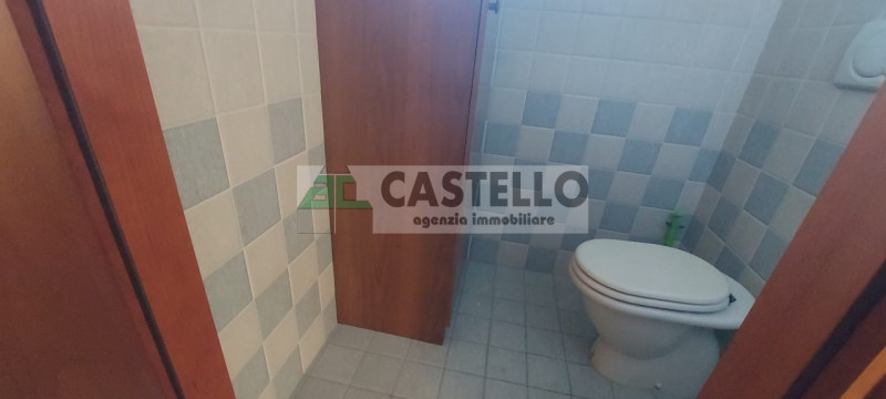 Vigodarzere centro, in zona di passaggio proponiamo negozio con 3 vetrine di circa 65mq + 30mq di...