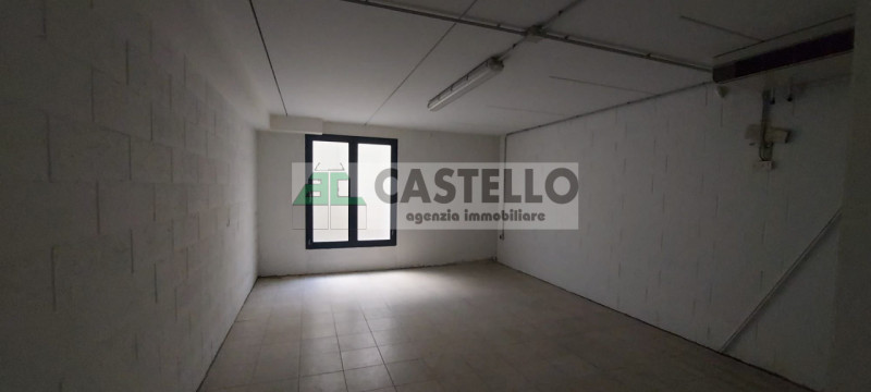 Vigodarzere centro, in zona di passaggio proponiamo negozio con 3 vetrine di circa 65mq + 30mq di...