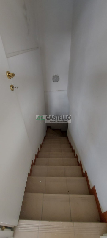 Vigodarzere centro, in zona di passaggio proponiamo negozio con 3 vetrine di circa 65mq + 30mq di...