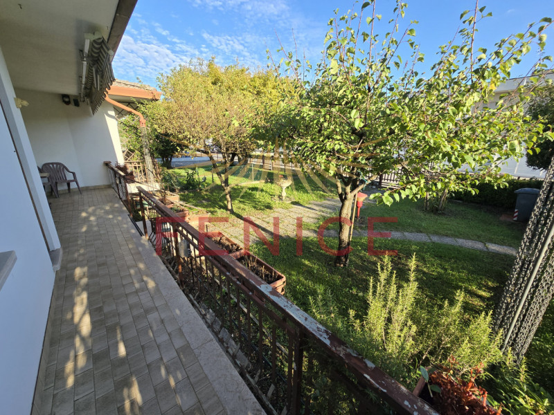 Situata nel cuore di San Gaetano, una delle zone più richieste e tranquille di Montebelluna, ques...