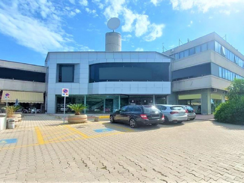 Rocca San Giovanni Vendita Attivita commerciale centro commerciale