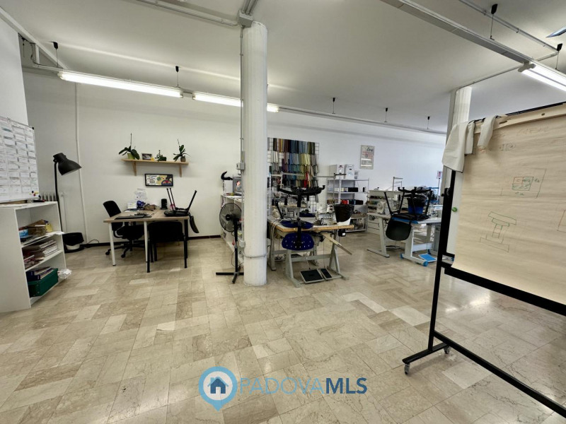 Immobile in esclusiva al Gruppo Padova MLS
Locale commerciale di 165 mq al piano terra, dotato di...