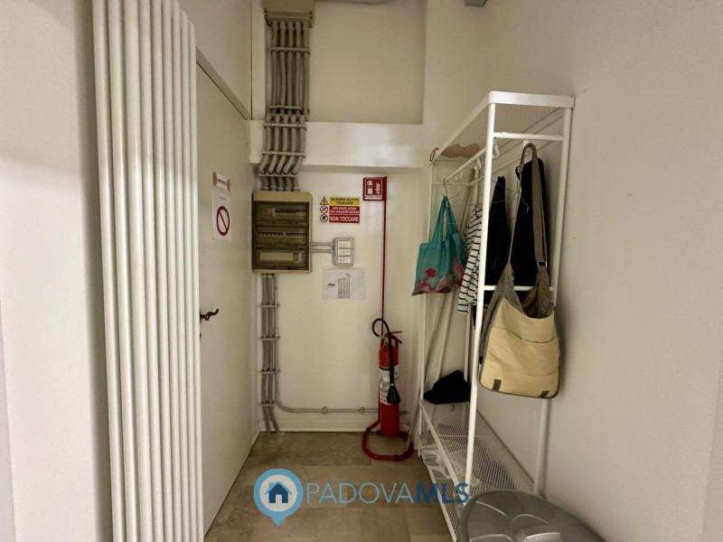 Immobile in esclusiva al Gruppo Padova MLS
Locale commerciale di 165 mq al piano terra, dotato di...