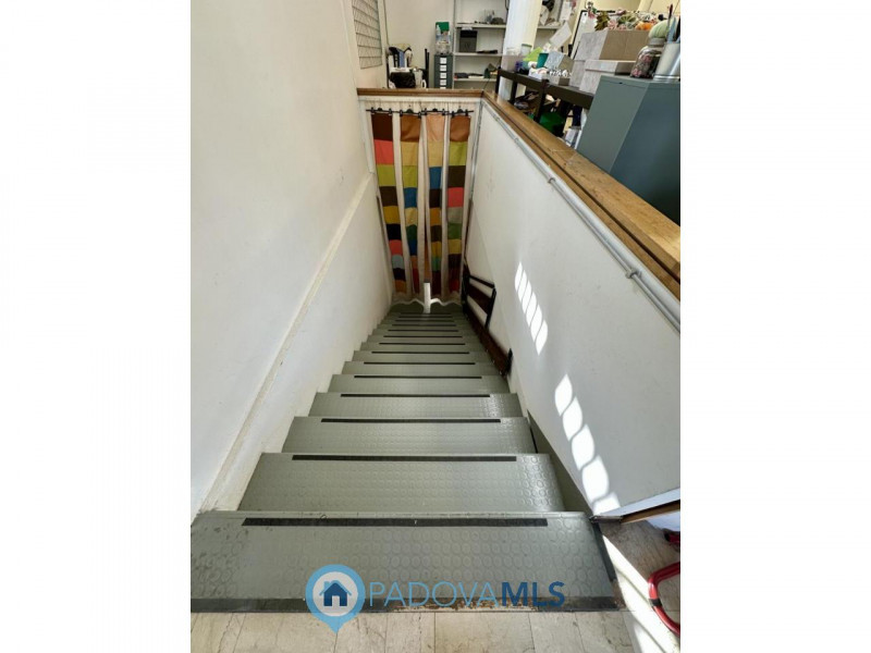 Immobile in esclusiva al Gruppo Padova MLS
Locale commerciale di 165 mq al piano terra, dotato di...