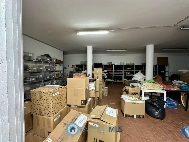 Immobile in esclusiva al Gruppo Padova MLS
Locale commerciale di 165 mq al piano terra, dotato di...