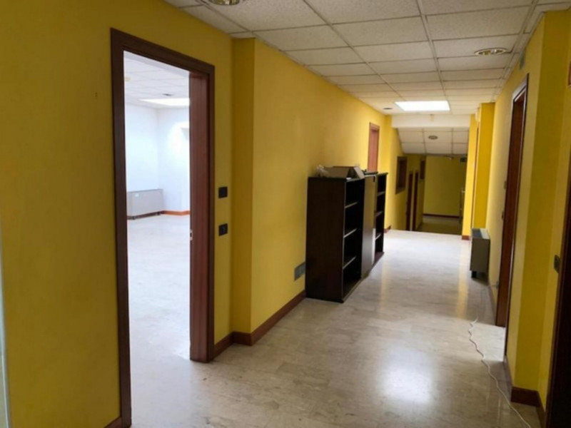 Proponiamo in vendita due unità direzionali adiacenti situate al primo piano di un più ampio comp...