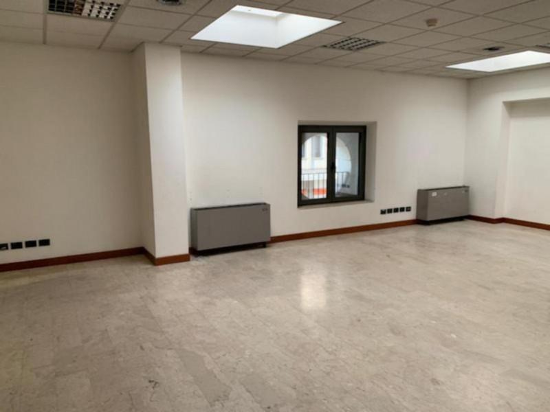 Proponiamo in vendita due unità direzionali adiacenti situate al primo piano di un più ampio comp...