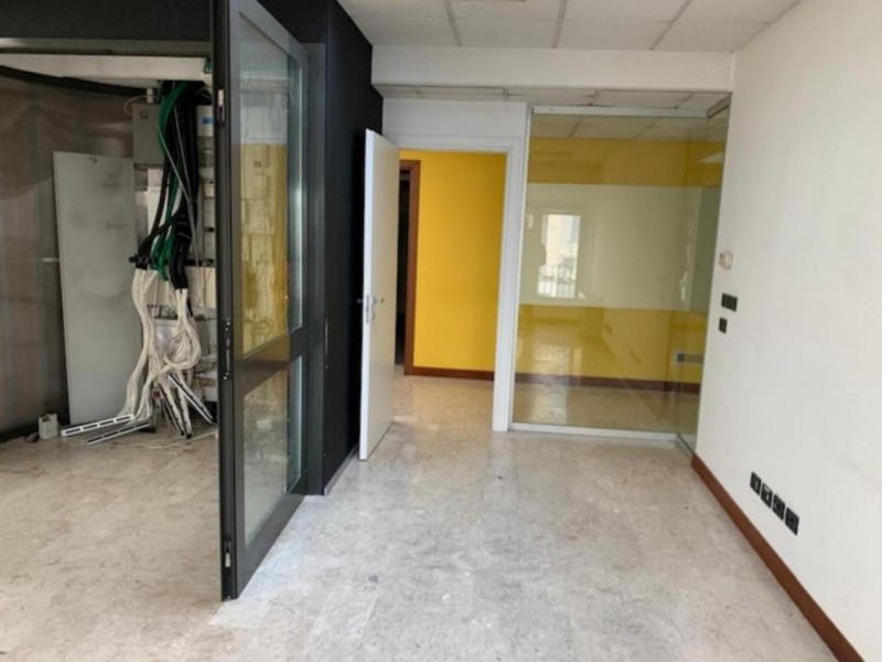 Proponiamo in vendita due unità direzionali adiacenti situate al primo piano di un più ampio comp...