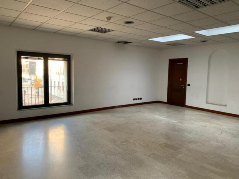 Proponiamo in vendita due unità direzionali adiacenti situate al primo piano di un più ampio comp...