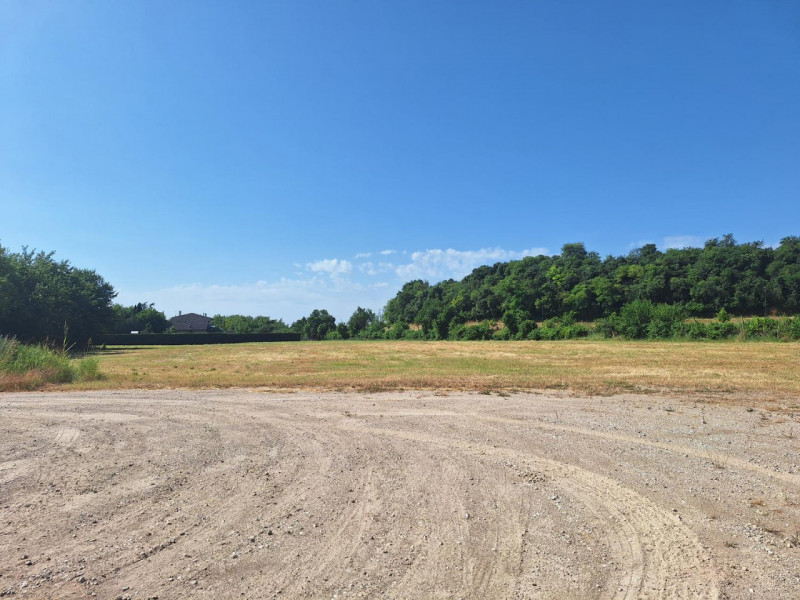 Proponiamo in vendita capannone industriale di 2.000 mq, situato su un ampio lotto di 16.600 mq. ...