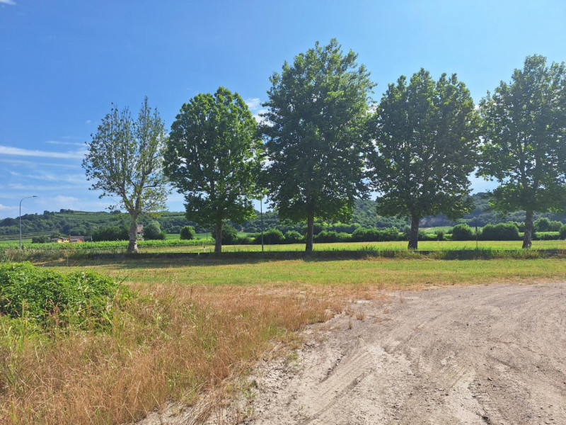 Proponiamo in vendita capannone industriale di 2.000 mq, situato su un ampio lotto di 16.600 mq. ...