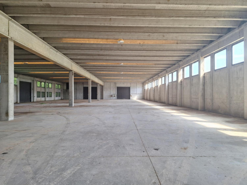 Proponiamo in vendita capannone industriale di 2.000 mq, situato su un ampio lotto di 16.600 mq. ...