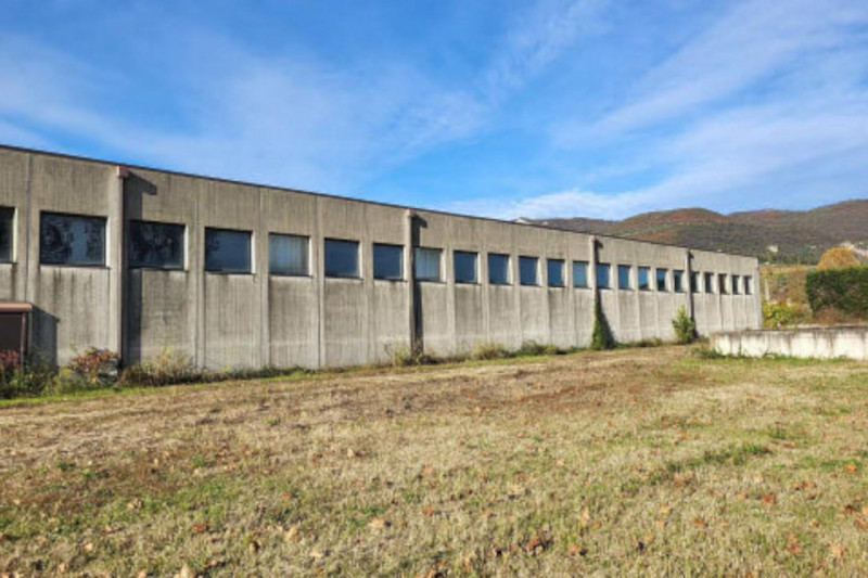 Proponiamo in vendita capannone industriale di 2.000 mq, situato su un ampio lotto di 16.600 mq. ...