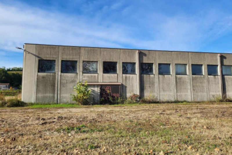 Proponiamo in vendita capannone industriale di 2.000 mq, situato su un ampio lotto di 16.600 mq. ...