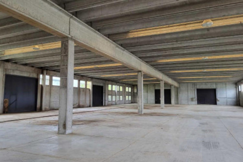 Proponiamo in vendita capannone industriale di 2.000 mq, situato su un ampio lotto di 16.600 mq. ...