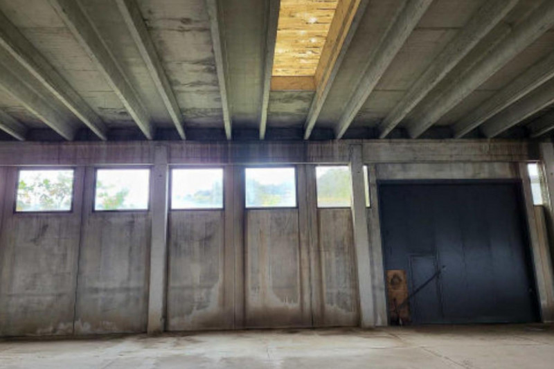 Proponiamo in vendita capannone industriale di 2.000 mq, situato su un ampio lotto di 16.600 mq. ...