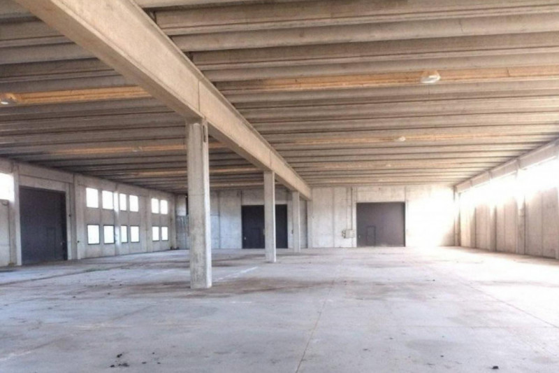 Proponiamo in vendita capannone industriale di 2.000 mq, situato su un ampio lotto di 16.600 mq. ...