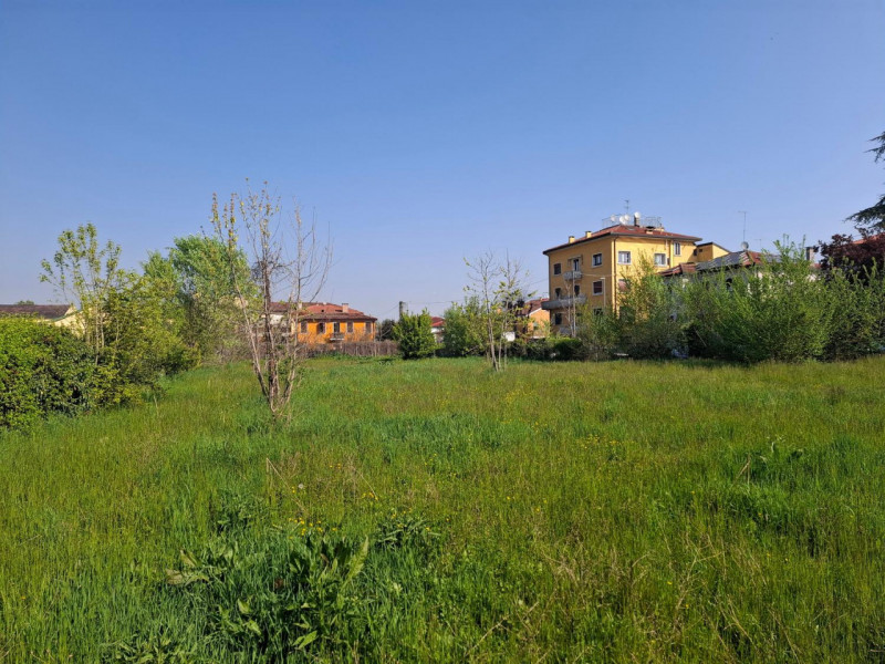 Proponiamo in vendita un terreno edificabile di 2.550 mq, situato a nord di Padova, nel cuore del...