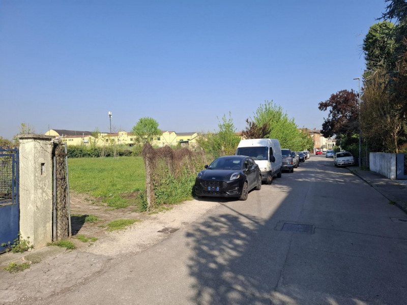 Proponiamo in vendita un terreno edificabile di 2.550 mq, situato a nord di Padova, nel cuore del...