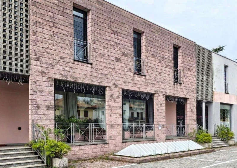 Edificio commerciale sito ad Arzignano (VI), viale Vicenza 8. Zona semicentrale strategica ben se...