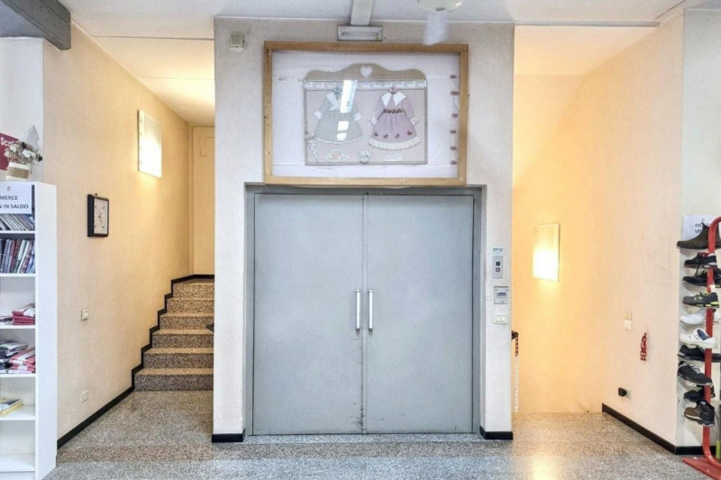 Edificio commerciale sito ad Arzignano (VI), viale Vicenza 8. Zona semicentrale strategica ben se...