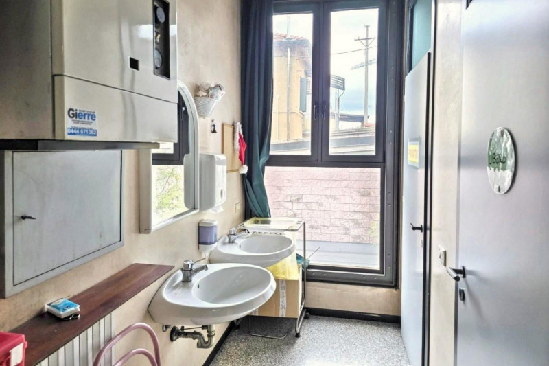 Edificio commerciale sito ad Arzignano (VI), viale Vicenza 8. Zona semicentrale strategica ben se...