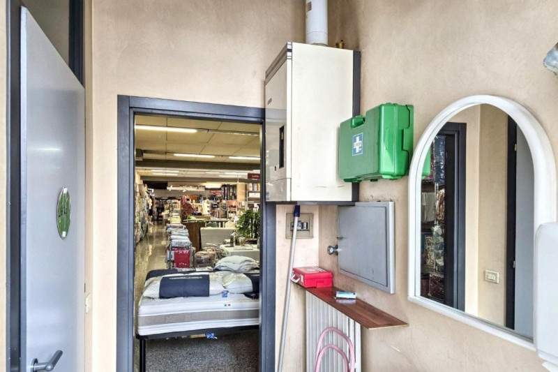 Edificio commerciale sito ad Arzignano (VI), viale Vicenza 8. Zona semicentrale strategica ben se...