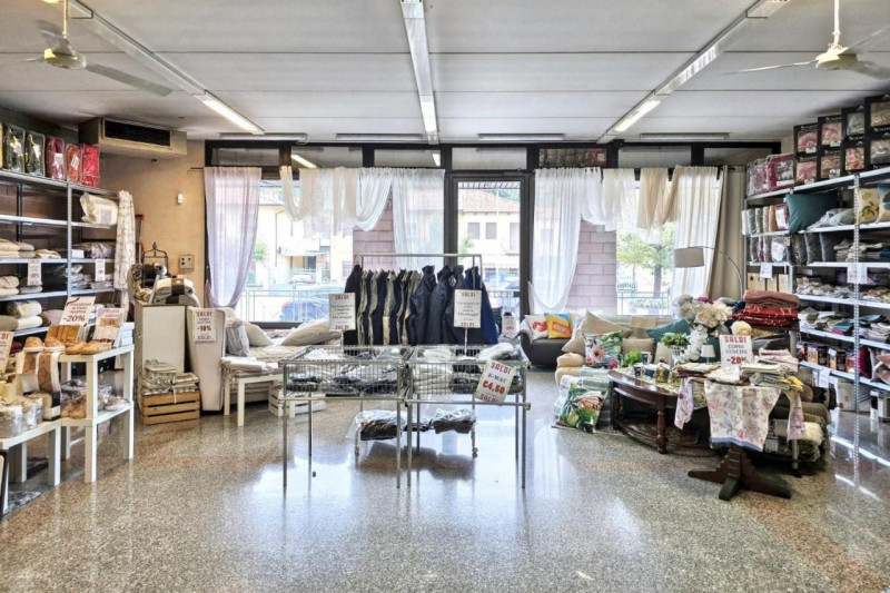 Edificio commerciale sito ad Arzignano (VI), viale Vicenza 8. Zona semicentrale strategica ben se...