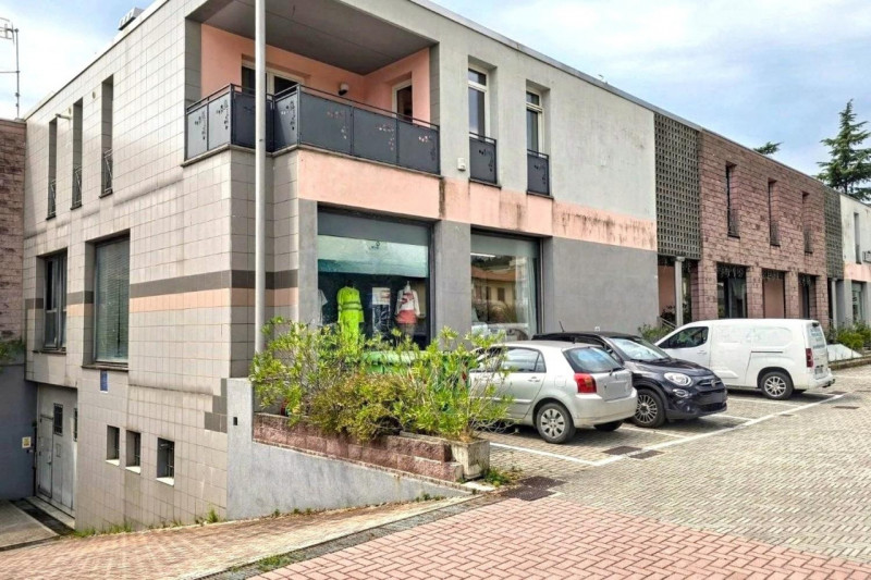 Edificio commerciale e azienda di tessuti siti ad Arzignano (VI), viale Vicenza 8. Zona semicentr...