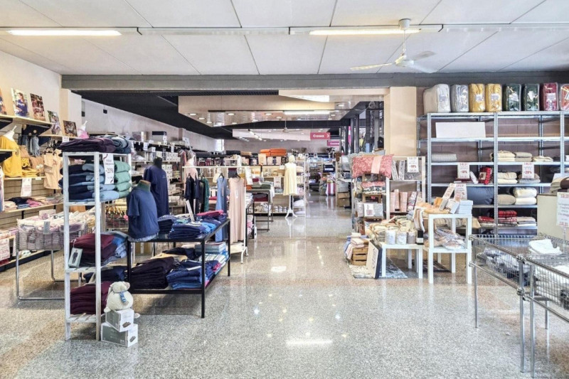 Edificio commerciale e azienda di tessuti siti ad Arzignano (VI), viale Vicenza 8. Zona semicentr...