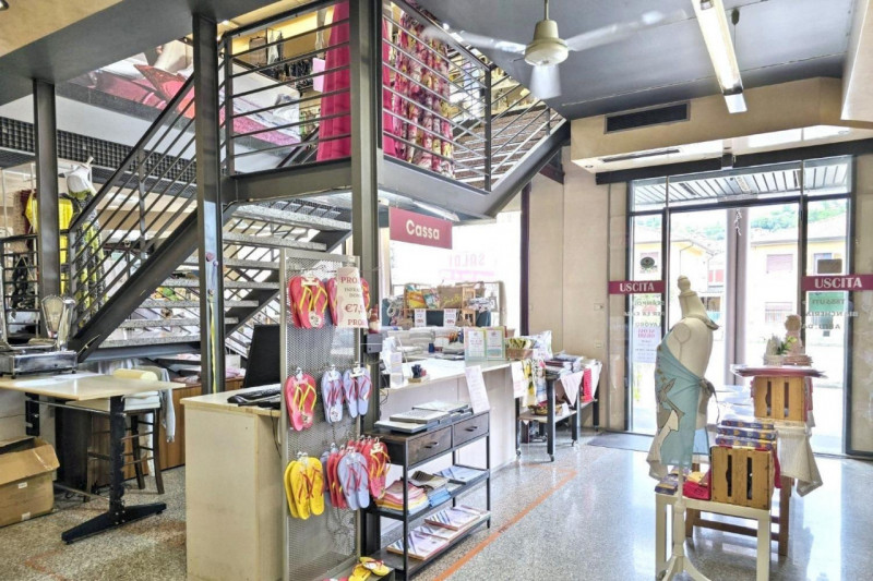 Edificio commerciale e azienda di tessuti siti ad Arzignano (VI), viale Vicenza 8. Zona semicentr...