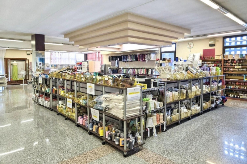 Edificio commerciale e azienda di tessuti siti ad Arzignano (VI), viale Vicenza 8. Zona semicentr...