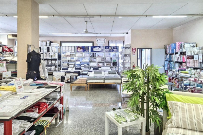 Edificio commerciale e azienda di tessuti siti ad Arzignano (VI), viale Vicenza 8. Zona semicentr...