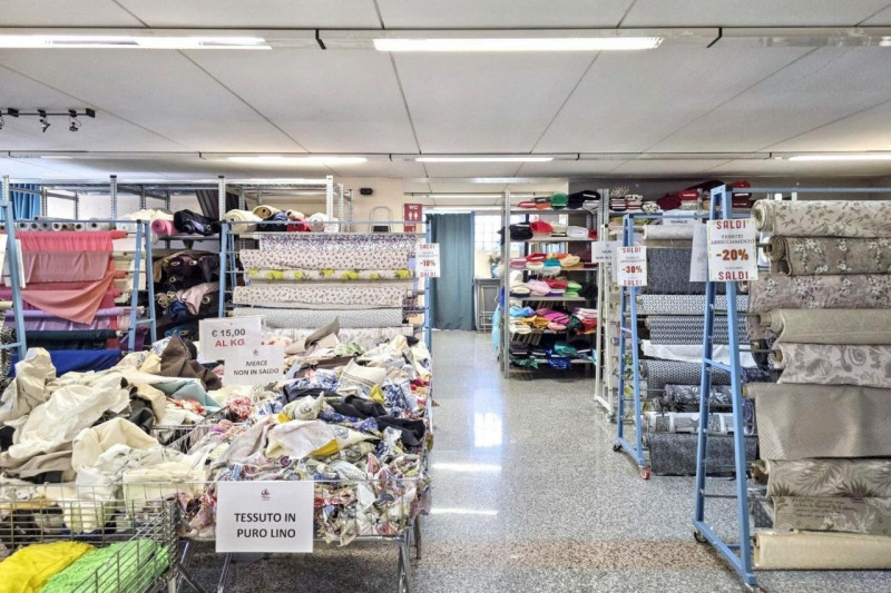 Edificio commerciale e azienda di tessuti siti ad Arzignano (VI), viale Vicenza 8. Zona semicentr...