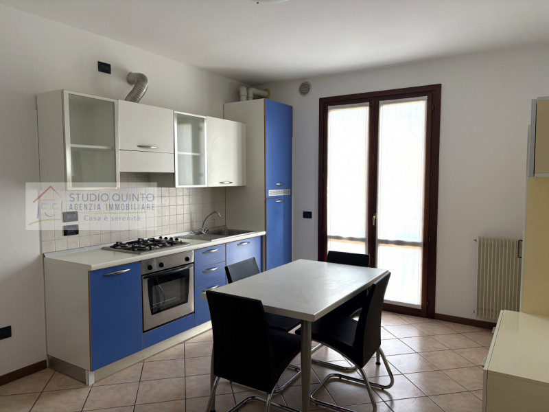 Mini appartamento composto da: zona giorno open-space con doppia portafinestra che da sulla terra...