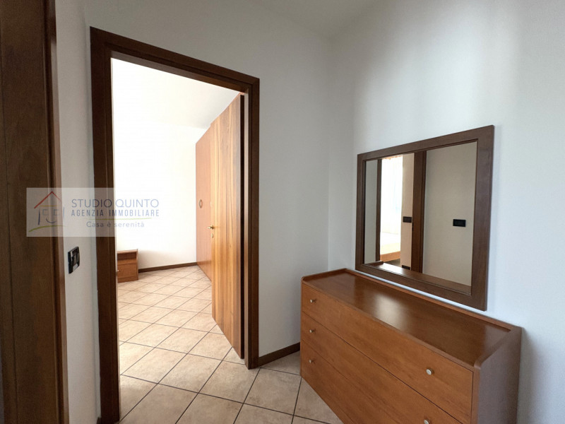 Mini appartamento composto da: zona giorno open-space con doppia portafinestra che da sulla terra...