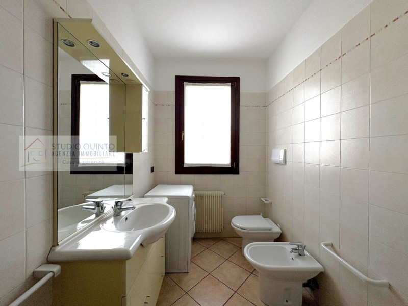 Mini appartamento composto da: zona giorno open-space con doppia portafinestra che da sulla terra...