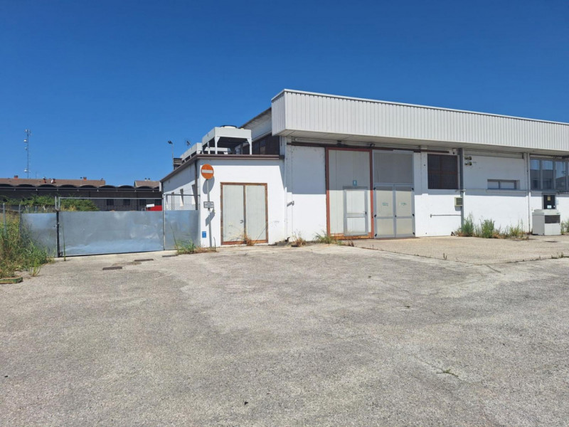 Quest’immobile viene venduto tramite asta online.

Proponiamo in vendita un ampio complesso immob...