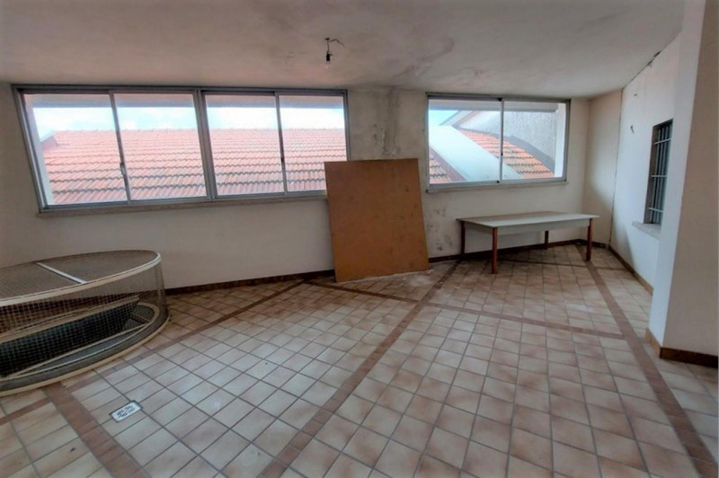 Vendesi complesso industriale con uffici e terreno sito a Gaiarine (TV), località Busco, via Salv...