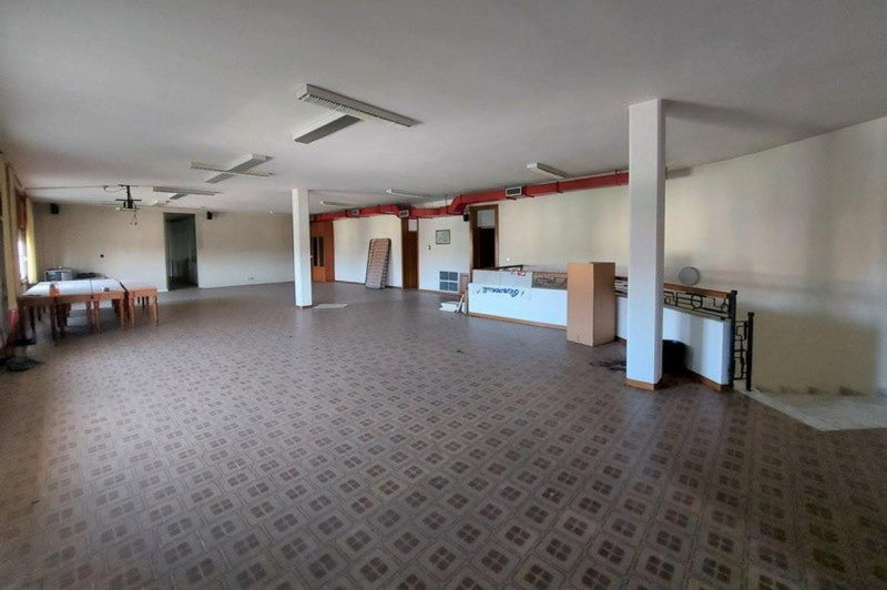 Vendesi complesso industriale con uffici e terreno sito a Gaiarine (TV), località Busco, via Salv...
