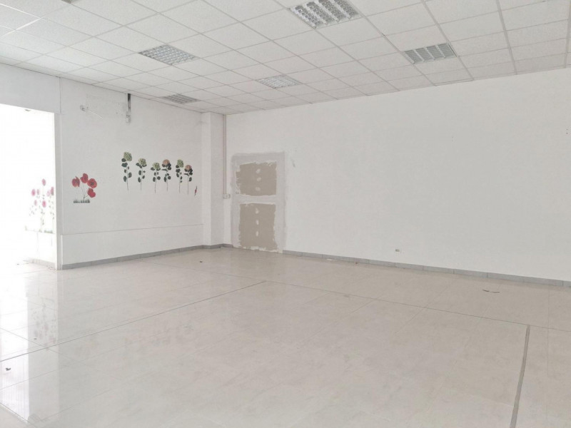 Porzioni immobiliari all'interno di più ampio fabbricato a destinazione commerciale/produttiva sv...