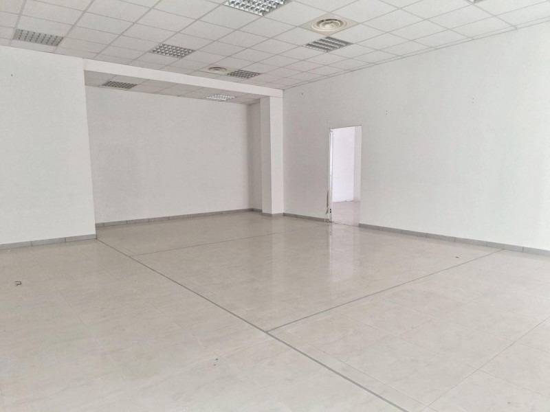 Porzioni immobiliari all'interno di più ampio fabbricato a destinazione commerciale/produttiva sv...