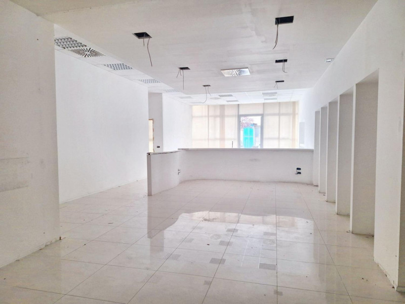 Porzioni immobiliari all'interno di più ampio fabbricato a destinazione commerciale/produttiva sv...