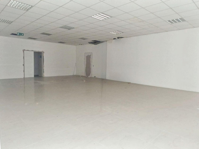 Porzioni immobiliari all'interno di più ampio fabbricato a destinazione commerciale/produttiva sv...