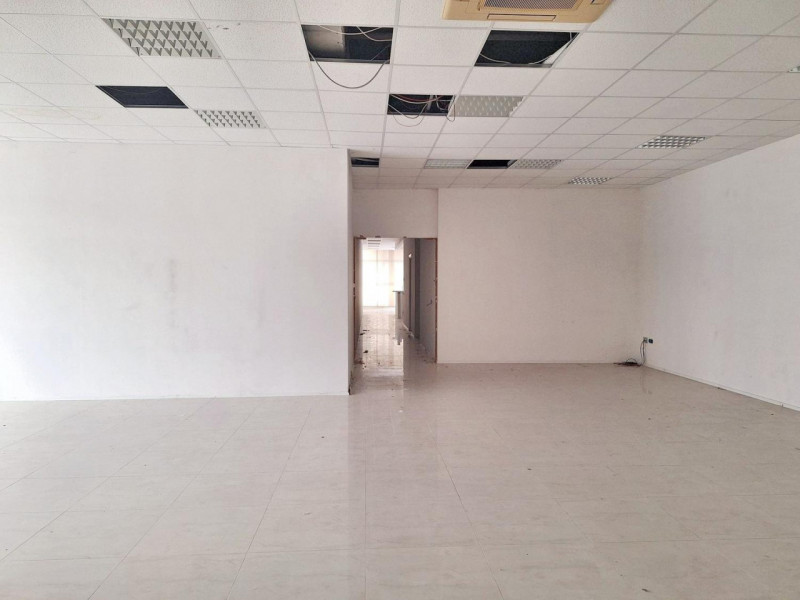 Porzioni immobiliari all'interno di più ampio fabbricato a destinazione commerciale/produttiva sv...