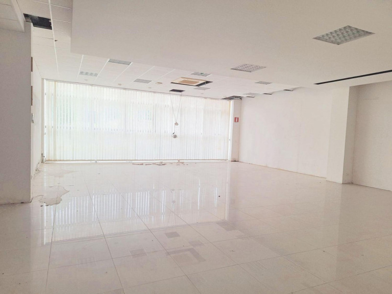 Porzioni immobiliari all'interno di più ampio fabbricato a destinazione commerciale/produttiva sv...