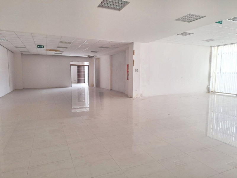 Porzioni immobiliari all'interno di più ampio fabbricato a destinazione commerciale/produttiva sv...