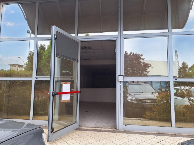 Porzioni immobiliari all'interno di più ampio fabbricato a destinazione commerciale/produttiva sv...