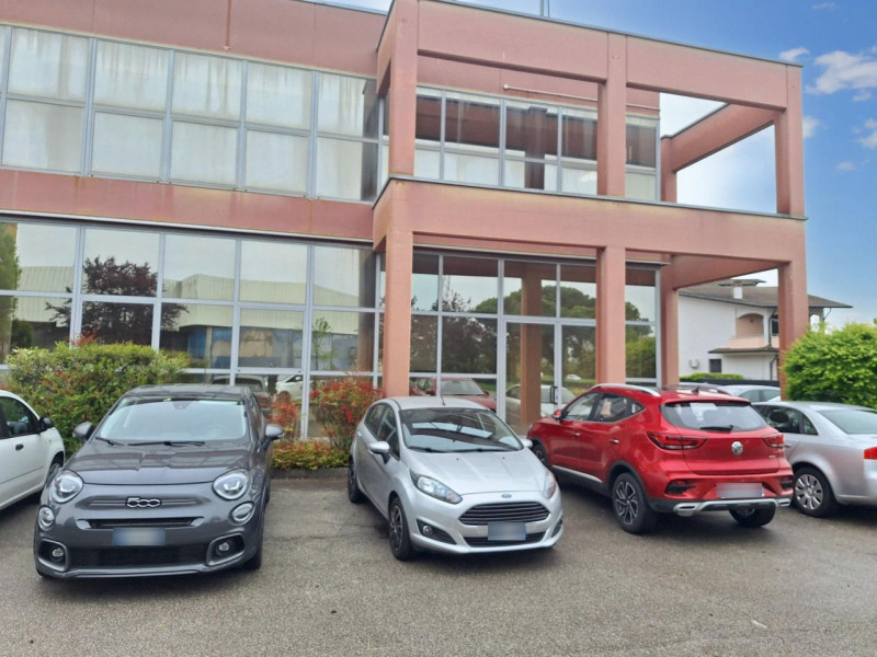 Porzioni immobiliari all'interno di più ampio fabbricato a destinazione commerciale/produttiva sv...