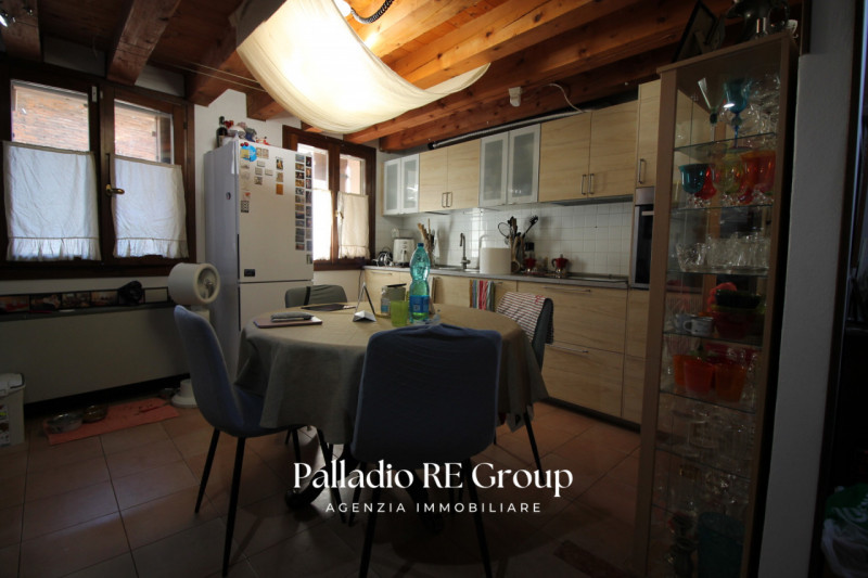 3 Camere studio 25mq 3bagni salone di 60mq e cucina separata.
Ultimo piano con ingresso diretto d...